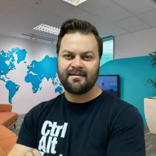 Arno van der Merwe headshot in a Salt office