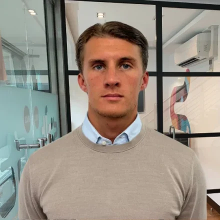 Oliver Hanlon headshot in a Salt office