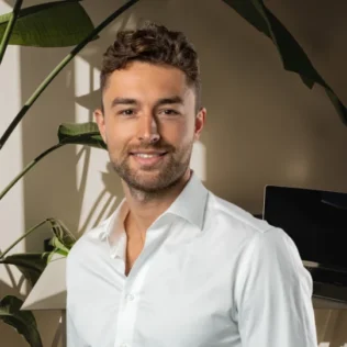 Sam Shahnavaz headshot