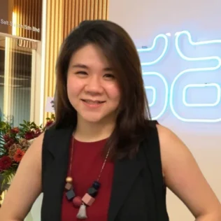 Eva Phang headshot in a Salt office