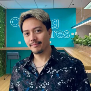 Keo Marion Salonga in a Salt office